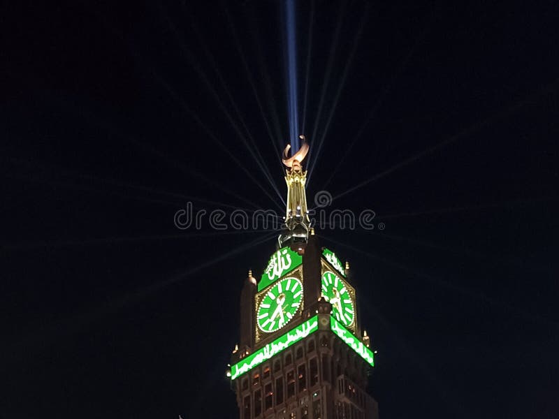 Nocne światła rai piękno w arabii saudyjskiej. budynek architektoniczny i wieża obserwacyjna. wieża zegara królewskiego w makkah zdjęcie stock