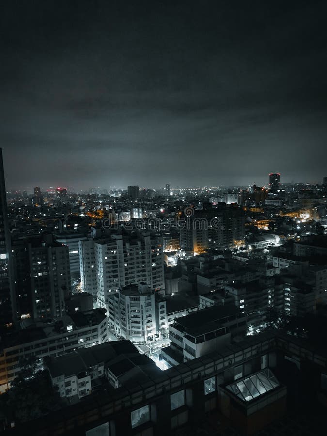 Metropolă nocturnă : vedere aeriană a junglei urbane strălucitoare royalty free stock photography