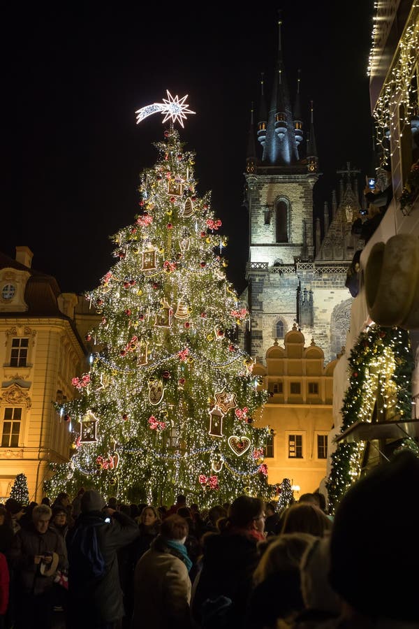 Nocy scena Stary rynek z choinką w Praga obraz stock Nocy scena Stary rynek z choinką w Praga obraz stock