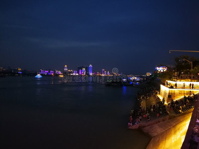 Nocy sceny jangcy changjiang. Nocy sceny jangcy w Wuhan mieście, Hubei prowincja, porcelana W lecie ludzie zbierają rzeki plaża, cieszą się chłodno