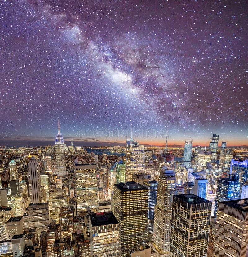 Nocy światła środek miasta Manhattan drapacz chmur Zmierzchu widok z lotu ptaka Miasto Nowy Jork linia horyzontu i budynki obraz royalty free Nocy światła środek miasta Manhattan drapacz chmur Zmierzchu widok z lotu ptaka Miasto Nowy Jork linia horyzontu i budynki obraz royalty free