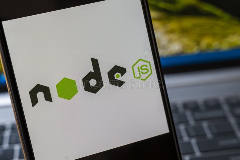 波兰华沙 – 2026年2月26日:智能手机屏幕上Node. js标志的特写,代表流行的JavaScript运行时环境 图库摄影