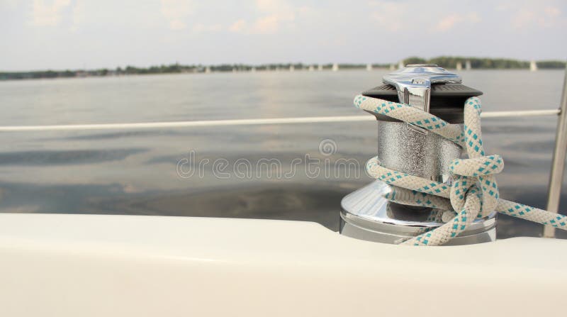 Nodo su un crogiolo di vela immagini stock libere da diritti Nodo su un crogiolo di vela immagini stock libere da diritti