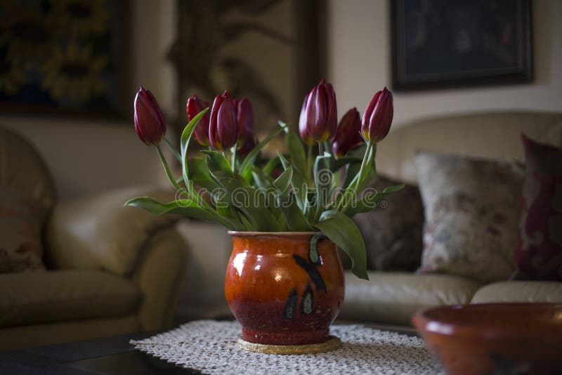 Nog lifewith het Rode boeket van Tulpenbloemen in het ruimtebinnenland stock foto's Nog lifewith het Rode boeket van Tulpenbloemen in het ruimtebinnenland stock foto's