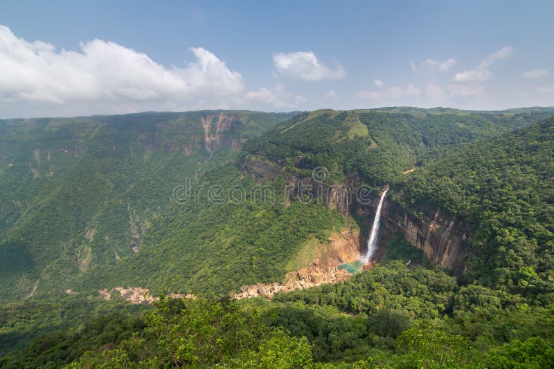 Nohkalikai siklawa otaczająca blisko Cherrapunji, gęsta roślinność i, Meghalaya zdjęcia stock Nohkalikai siklawa otaczająca blisko Cherrapunji, gęsta roślinność i, Meghalaya zdjęcia stock