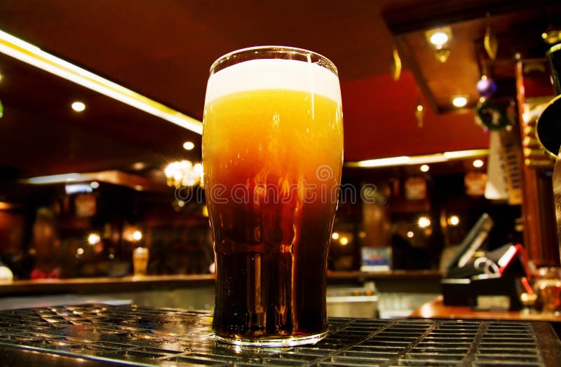 or noir de Dublin de bière à l'intérieur de pub irlandais photographie stock libre de droits or noir de Dublin de bière à l'intérieur de pub irlandais photographie stock libre de droits