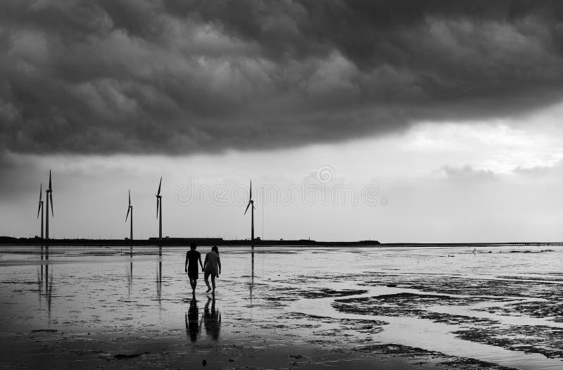 Noir Et Blanc Des Couples Romantiques Dans L Amour Et Des Mains De Se Tenir Comme Ils Font Face A Une Grande Tempete Ensemble Photo Stock Image Du Pluie Affection Noir Et Blanc Des Couples Romantiques Dans L Amour Et Des Mains De Se Tenir Comme Ils Font Face A Une Grande Tempete Ensemble Photo Stock Image Du Pluie Affection