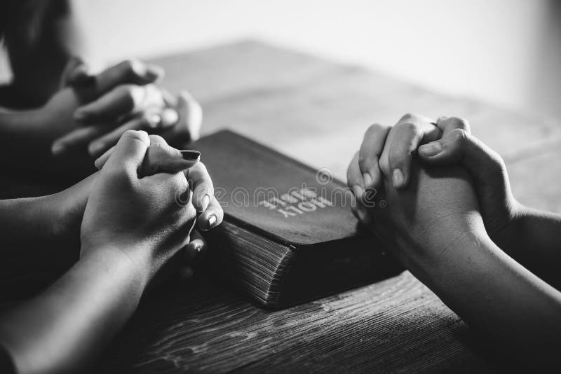 Noir et blanc du culte de prière de personnes du groupe croyez images stock