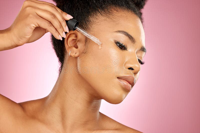 Portrait sombre lumière, maquillage ou femme noire avec fondation de  beauté, cosmétiques naturels pour le visage et soin de la peau spa  brillant. Éclairage de studio, ombre au visage ou Photo Stock 