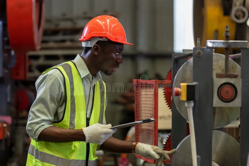ouvrier d'usine homme dans un casque et des cache-oreilles à réduction de  bruit avec fond de boîte de conteneurs 6724190 Photo de stock chez Vecteezy