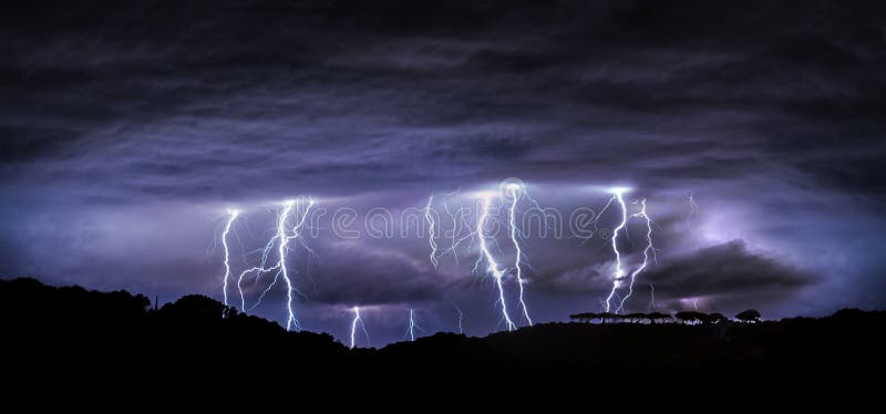 Noite com relâmpago imagem de stock Noite com relâmpago imagem de stock