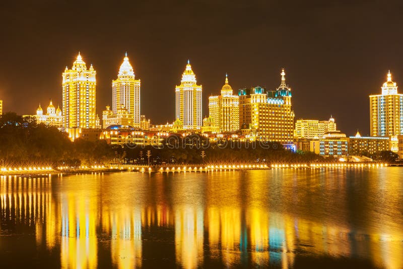 A noite da cidade da beleza cênico de NZH Manzhouli foto de stock