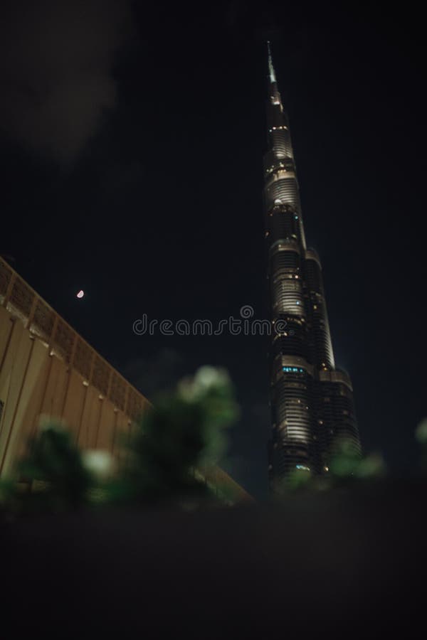 Noite de Burj Khalifa - de Dubai, Emiratos Árabes Unidos imagem de stock Noite de Burj Khalifa - de Dubai, Emiratos Árabes Unidos imagem de stock