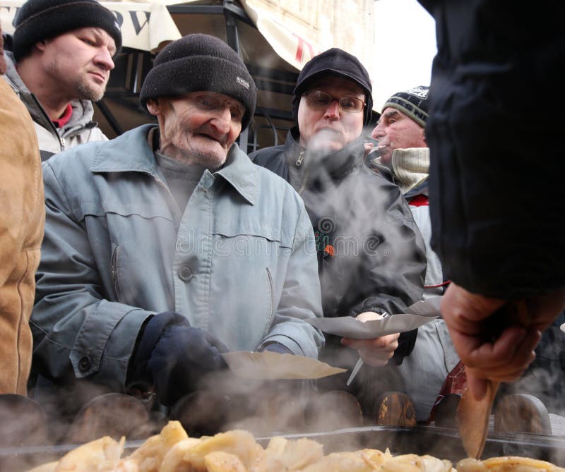 Noite de Natal para pobre e desabrigado no mercado central em Cracow fotos de stock Noite de Natal para pobre e desabrigado no mercado central em Cracow fotos de stock