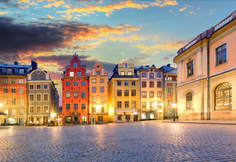 Noite de verão cênico - quadrado grande & x28; Stortorget& x29; na cidade & no x28 velhos; foto de stock Noite de verão cênico - quadrado grande & x28; Stortorget& x29; na cidade & no x28 velhos; foto de stock