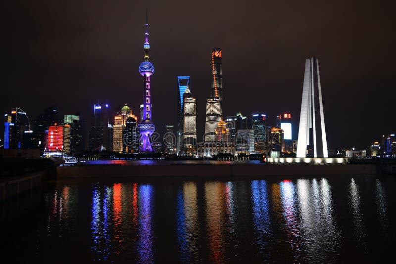 A noite disparou da skyline de Shanghai com o monumento ao ` s dos povos nela imagens de stock A noite disparou da skyline de Shanghai com o monumento ao ` s dos povos nela imagens de stock