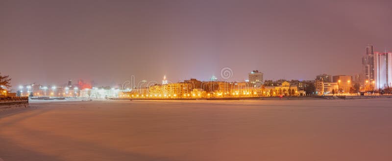 Noite do inverno nos bancos da lagoa no centro da cidade fotos de stock Noite do inverno nos bancos da lagoa no centro da cidade fotos de stock