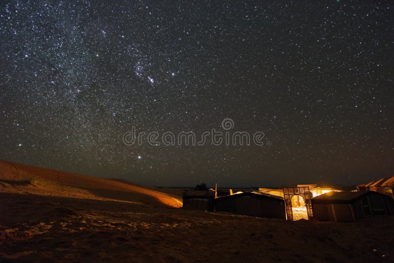 Noite estrelado acima do acampamento do deserto em Sahara fotos de stock royalty free Noite estrelado acima do acampamento do deserto em Sahara fotos de stock royalty free
