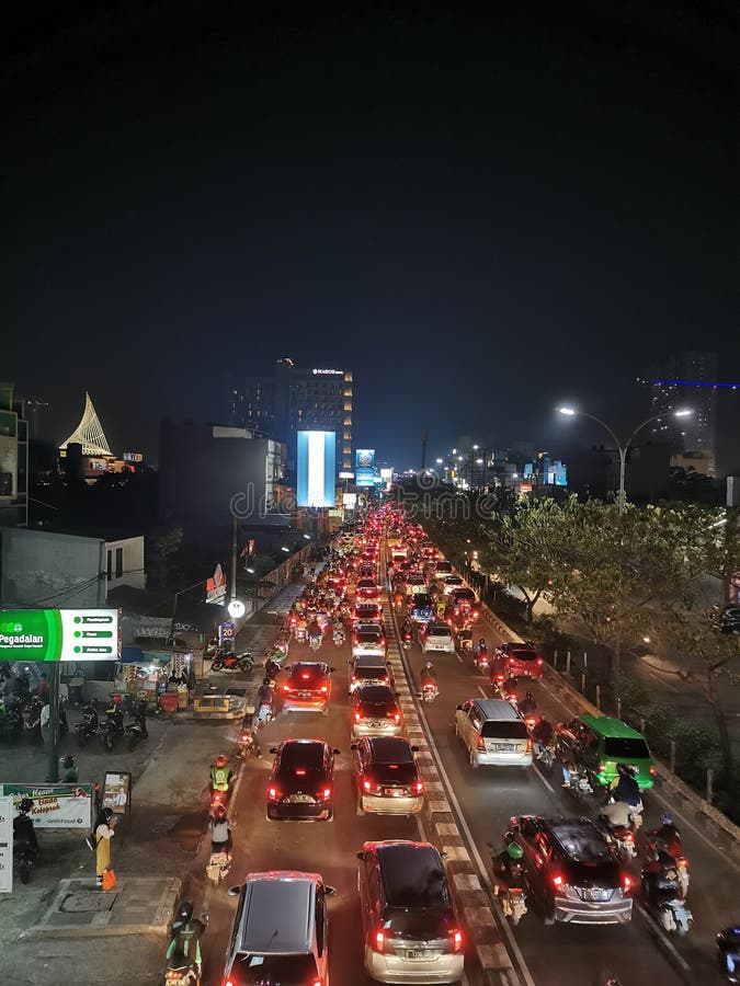 Noite na Margonda Raya Depok imagem de stock