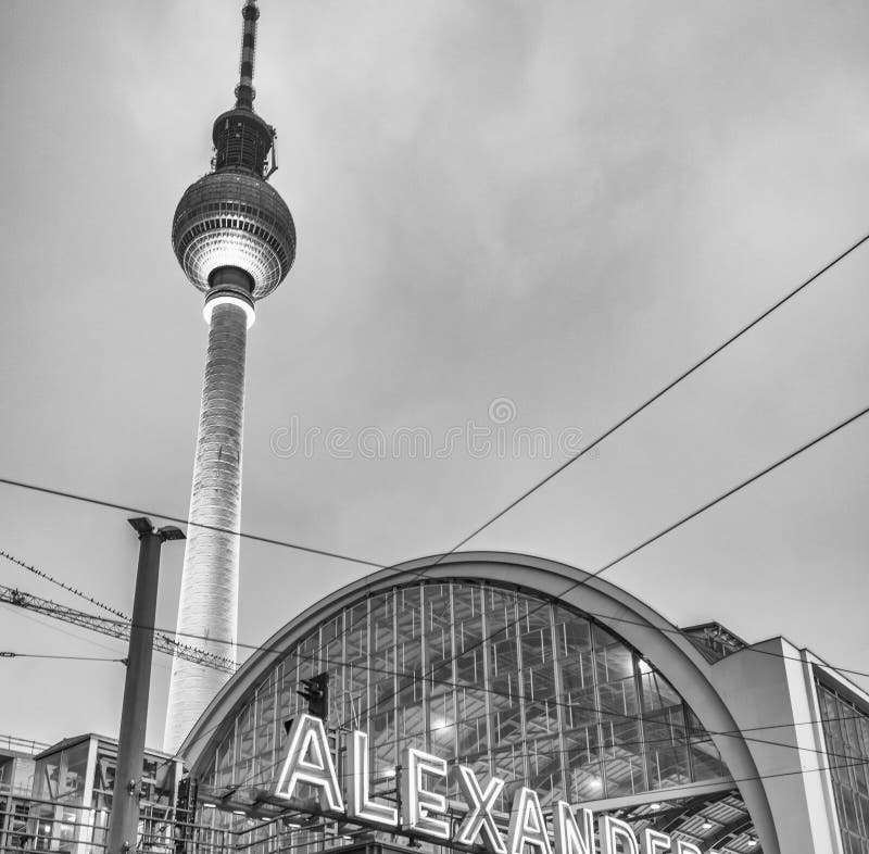 Noite sobre Alexander Platz em Berlim, Alemanha imagem de stock Noite sobre Alexander Platz em Berlim, Alemanha imagem de stock