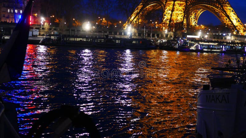 Noites parisienses : Reflexões do Rio Sena e Brilho da Torre Eiffel fotografia de stock