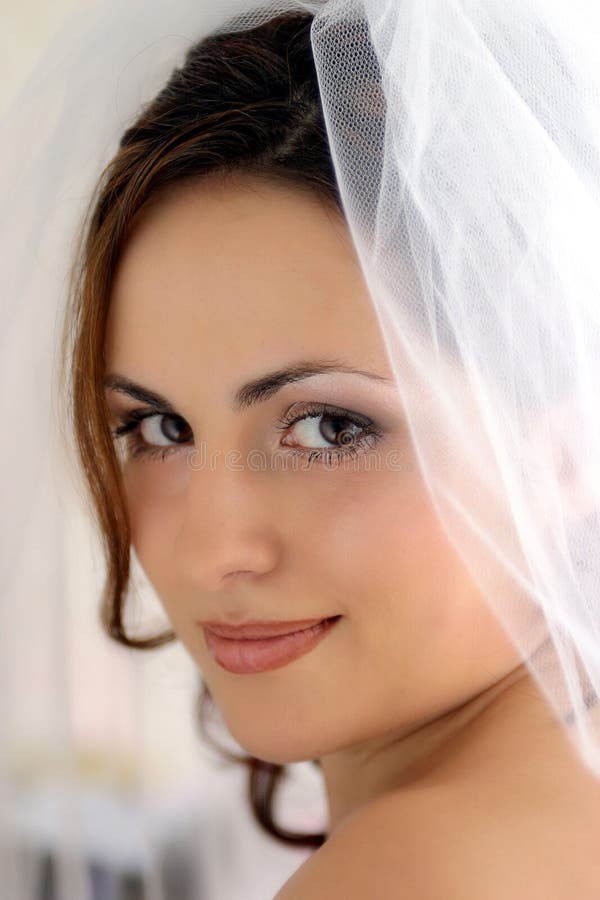 Noiva bonita de sorriso do newlywed imagens de stock Noiva bonita de sorriso do newlywed imagens de stock