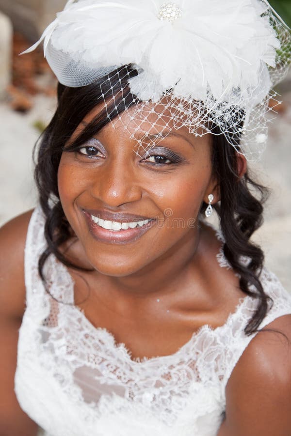 Noiva bonita e bonita que sorri com dentes imagens de stock royalty free Noiva bonita e bonita que sorri com dentes imagens de stock royalty free