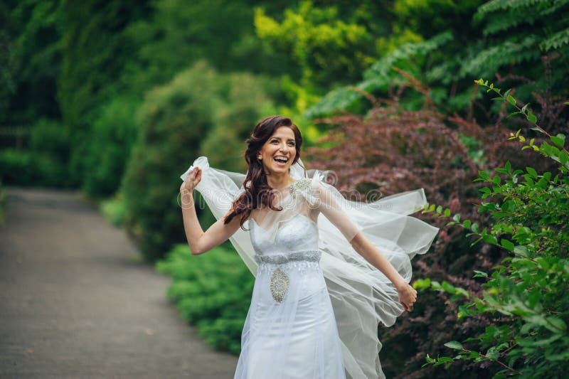 Download A Noiva Bonita Em Um Branco Levanta No Parque Imagem de Stock - Imagem de menina, florescer: 107529355