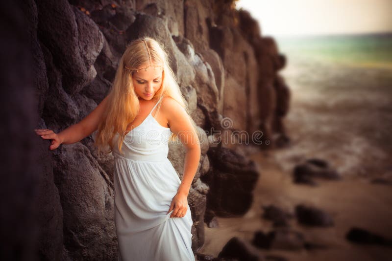 Noiva bonita na costa imagem de stock royalty free Noiva bonita na costa imagem de stock royalty free