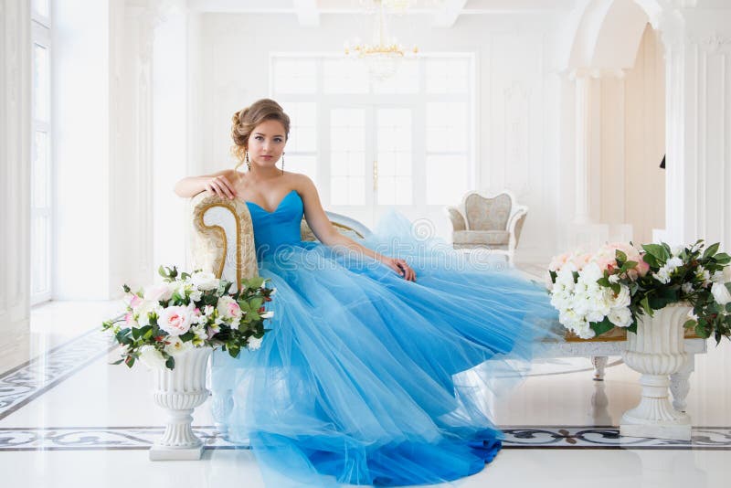 Noiva Bonita No Estilo Azul Lindo De Cinderella Do Vestido Perto Do Espelho  Imagem de Stock - Imagem de bonito, cinderela: 73408937