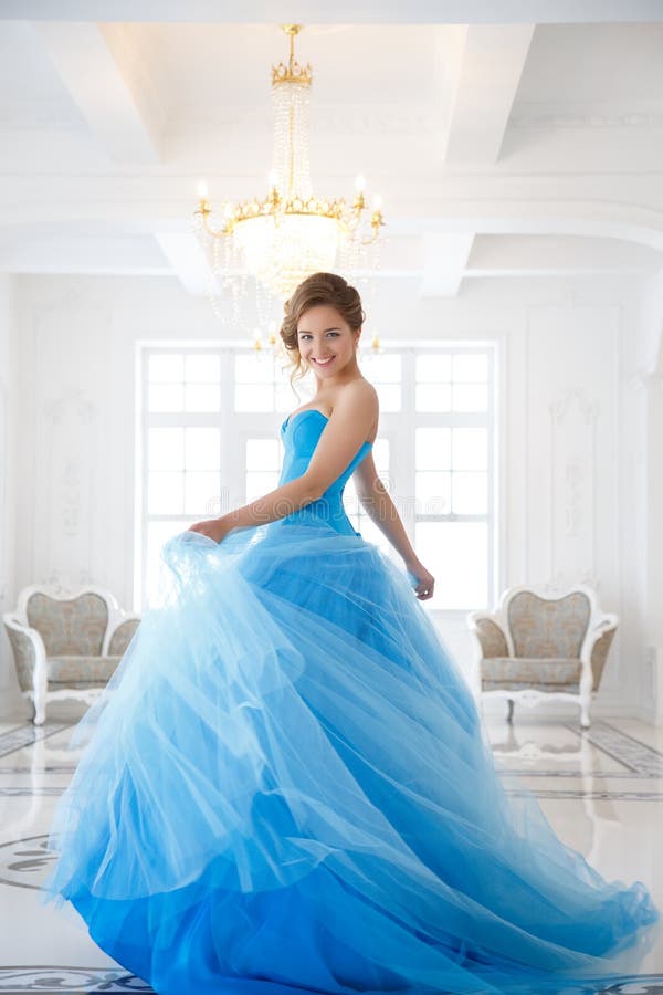 Noiva bonita no estilo azul lindo de Cinderella do vestido imagem de stock Noiva bonita no estilo azul lindo de Cinderella do vestido imagem de stock