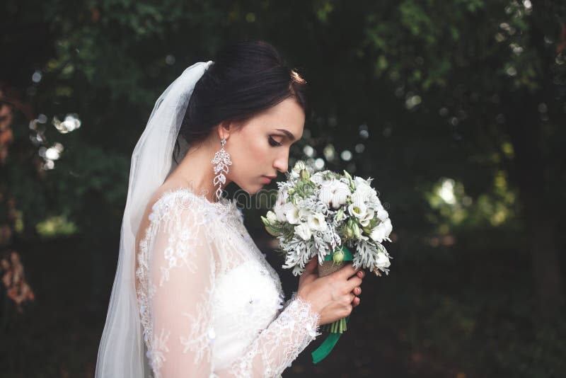 Noiva jovem e bonita foto de stock