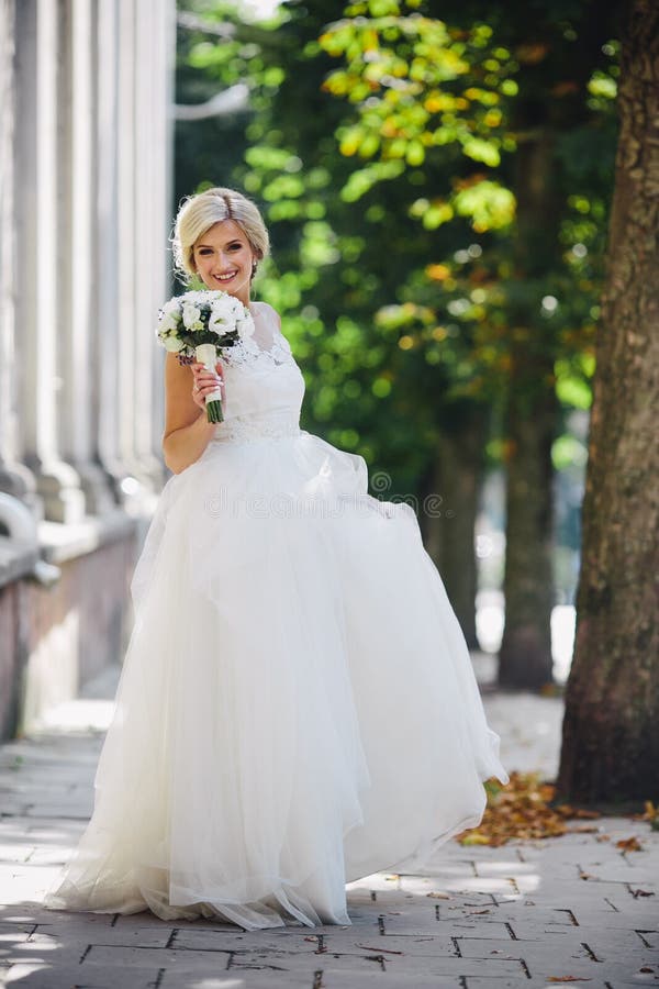 Noiva jovem e bonita a posar ao ar livre foto de stock royalty free