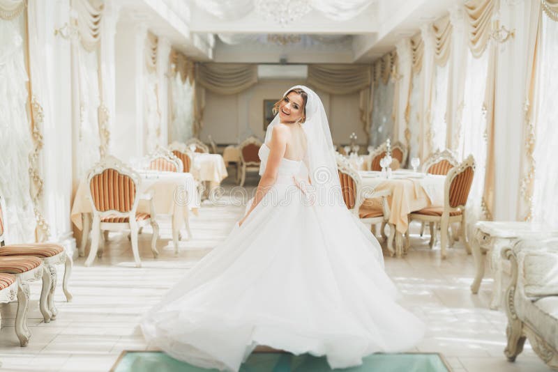 Noiva bonita que levanta no vestido de casamento no hotel da forma fotos de stock Noiva bonita que levanta no vestido de casamento no hotel da forma fotos de stock