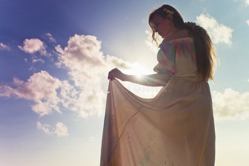 Noiva bonita vestida no vestido de casamento imagem de stock royalty free Noiva bonita vestida no vestido de casamento imagem de stock royalty free