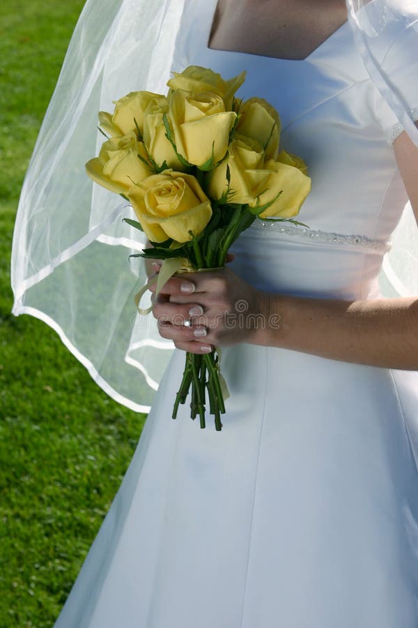 Noiva com suas flores fotografia de stock royalty free Noiva com suas flores fotografia de stock royalty free