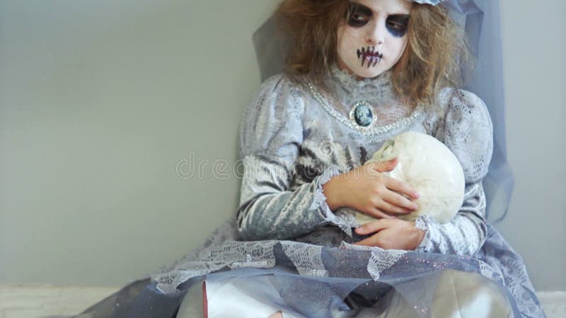 Drácula Da Mulher E Da Criança Maquiagem Do Vampiro De Halloween Criança  Com Sangue No Rosto Video Estoque - Vídeo de horror, infância: 157696891