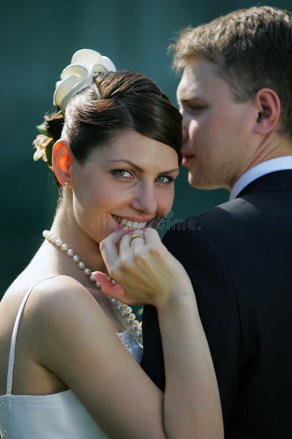 Noiva de sorriso com marido fotografia de stock Noiva de sorriso com marido fotografia de stock
