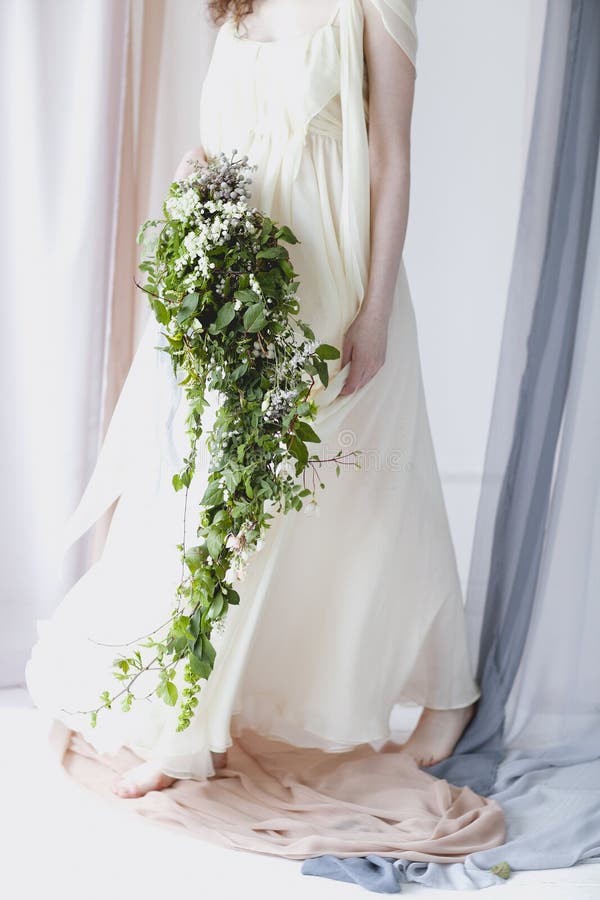 Noiva De Vestido Delicado Com Buquê De Flores Brancas Pequenas Foto de  Stock - Imagem de noiva, forma: 173972644