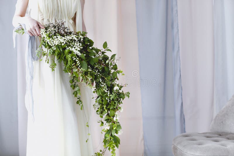 Noiva De Vestido Delicado Com Buquê Unusial De Flores Brancas Pequenas Foto  de Stock - Imagem de cortina, forma: 173039638