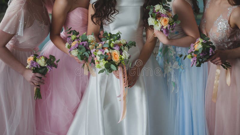Noiva E Damas De Honra Jovens Mulheres Bonitas Nos Vestidos Imagem de Stock  - Imagem de vestido, atrativo: 149976805