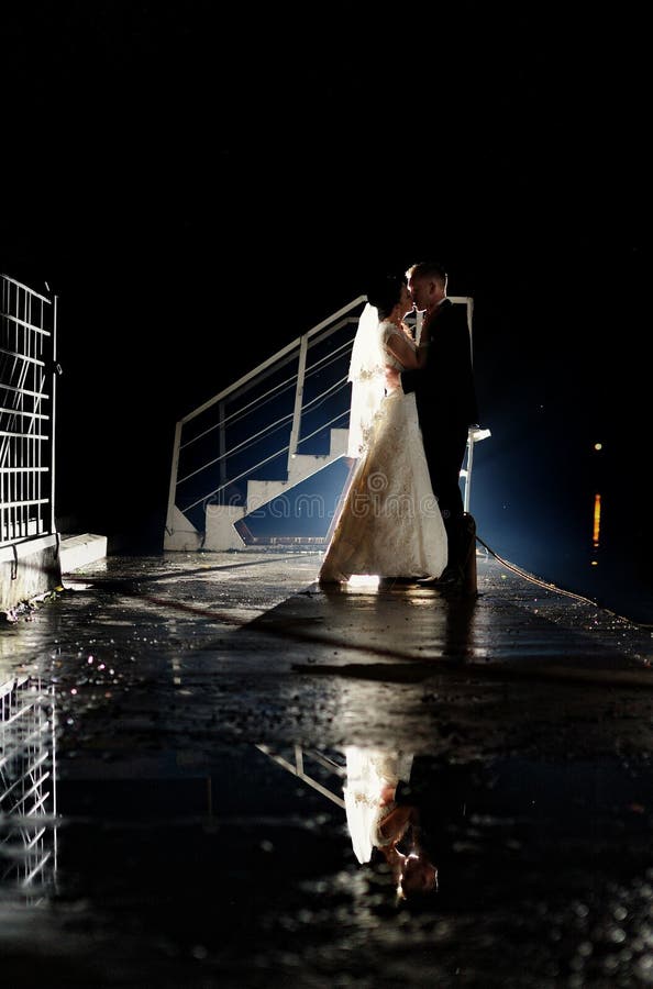Noiva e noiva tendo um momento romântico em seu casamento imagens de stock Noiva e noiva tendo um momento romântico em seu casamento imagens de stock