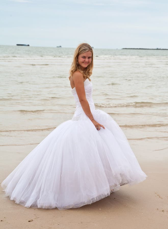 Noiva feliz em uma praia fotos de stock Noiva feliz em uma praia fotos de stock