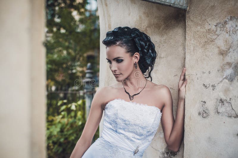 Noiva moreno bonita no vestido de casamento branco fotografia de stock Noiva moreno bonita no vestido de casamento branco fotografia de stock