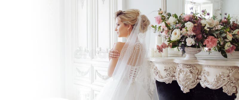 Noiva nova encantador no vestido de casamento luxuoso Menina bonita, estúdio da foto foto de stock Noiva nova encantador no vestido de casamento luxuoso Menina bonita, estúdio da foto foto de stock