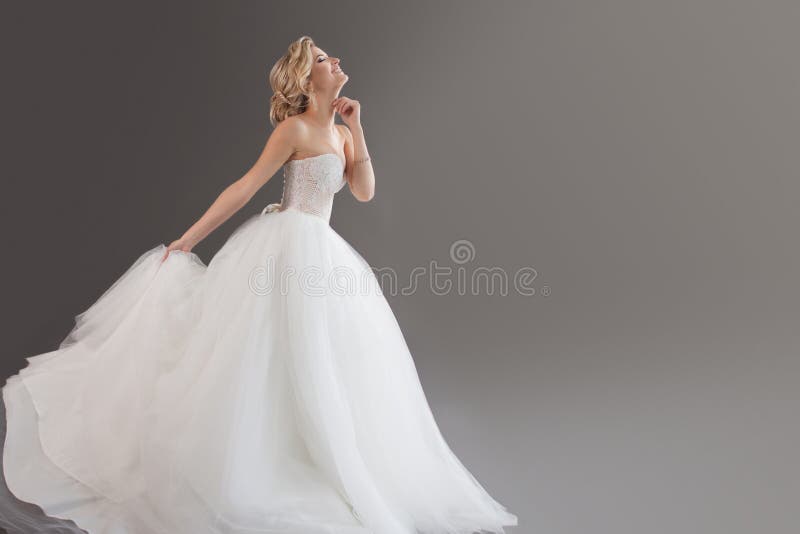Noiva nova encantador no vestido de casamento luxuoso Menina bonita no branco Emoções da felicidade, do riso e do sorriso, cinzen foto de stock royalty free Noiva nova encantador no vestido de casamento luxuoso Menina bonita no branco Emoções da felicidade, do riso e do sorriso, cinzen foto de stock royalty free