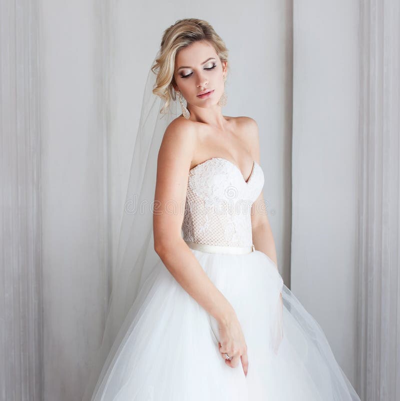 Noiva nova encantador no vestido de casamento luxuoso Menina bonita, o estúdio da foto imagens de stock Noiva nova encantador no vestido de casamento luxuoso Menina bonita, o estúdio da foto imagens de stock