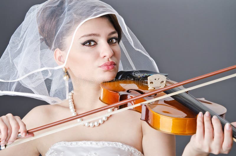 Noiva que joga o violino imagens de stock royalty free Noiva que joga o violino imagens de stock royalty free