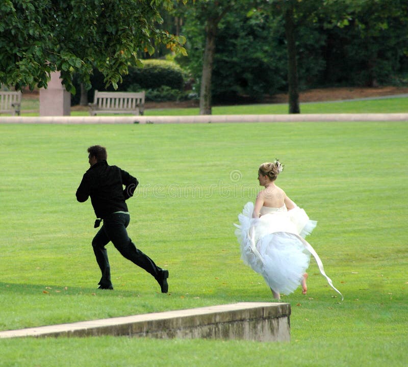 Noivo Running Away