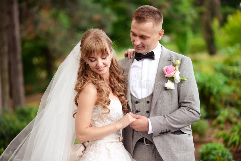 Noivos em um vestido branco no parque foto de stock Noivos em um vestido branco no parque foto de stock
